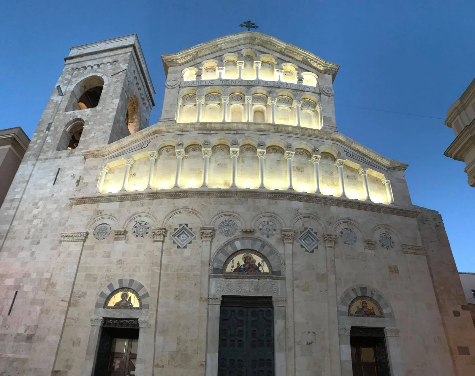 La facciata della Cattedrale di Cagliari illuminata