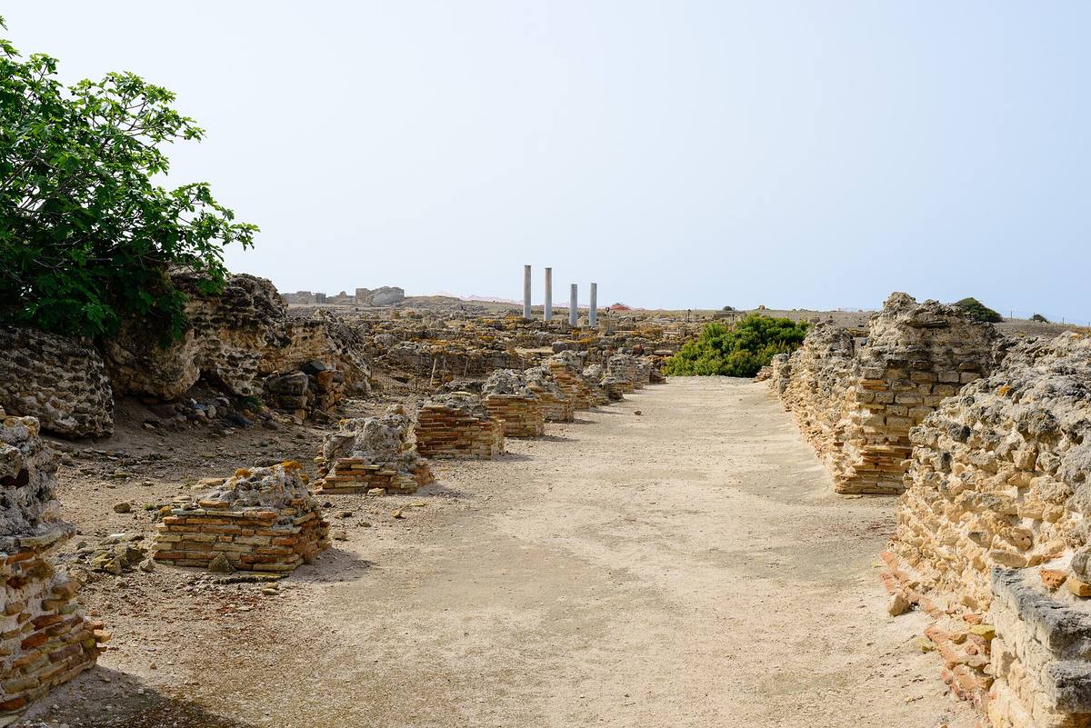 Rovine delle terme a mare nell'area archeologica di Nora a Pula, Sardegna