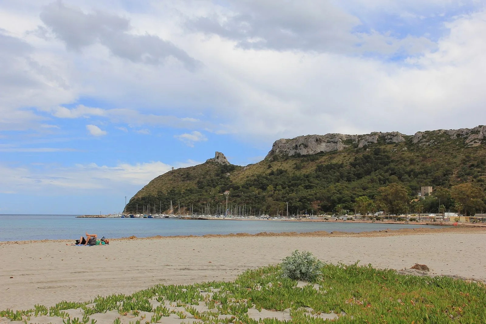 La Sella del Diavolo vista dalla spiaggia del Poetto