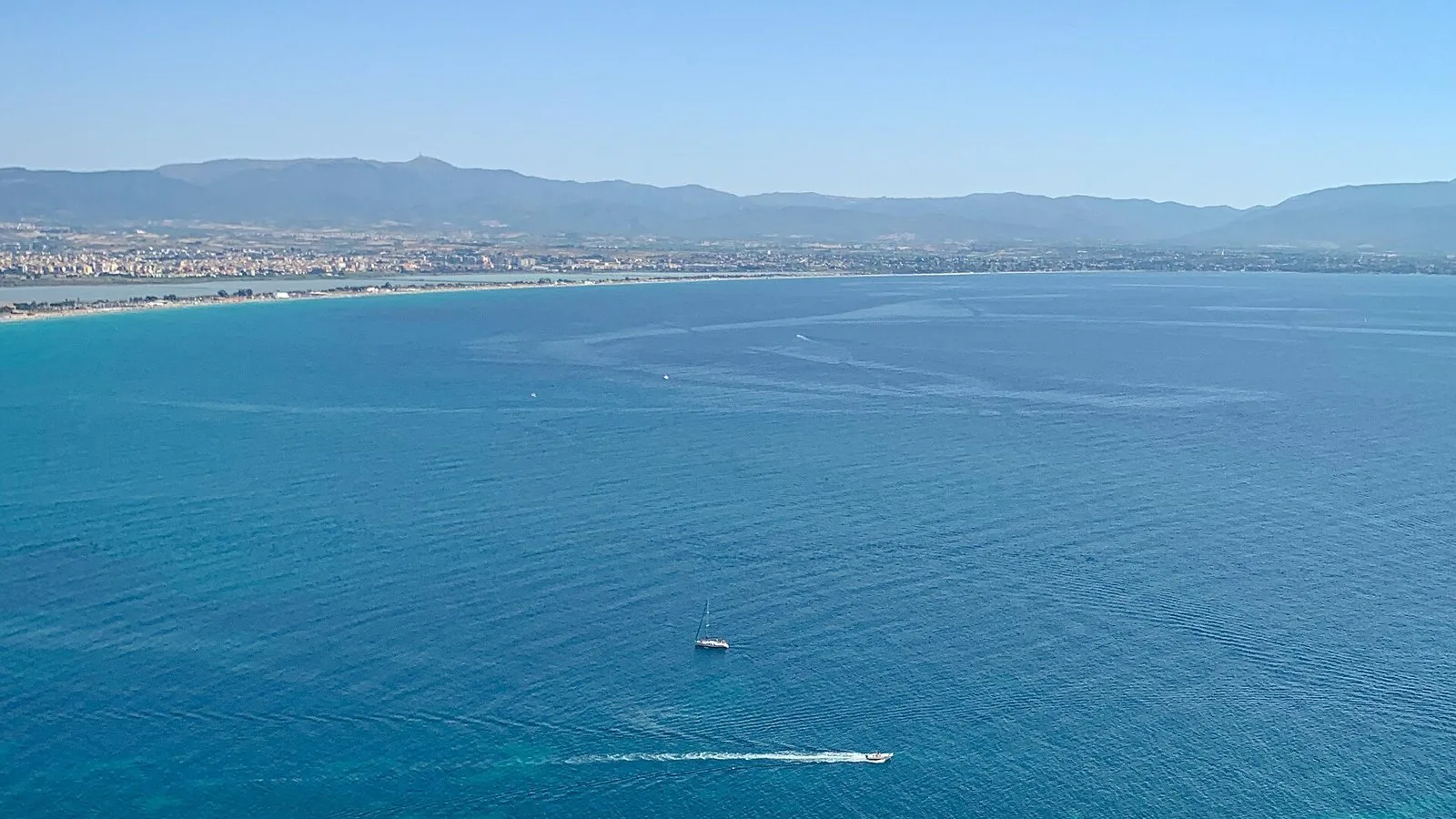 Il golfo di Cagliari visto dal mare