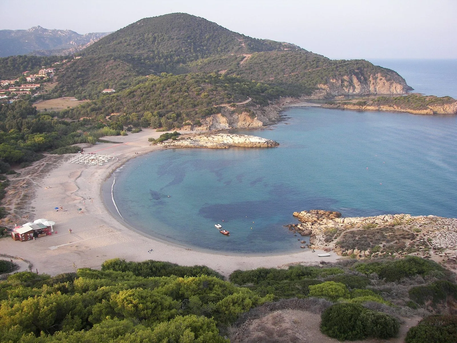 Una baia di Chia vista dall'alto