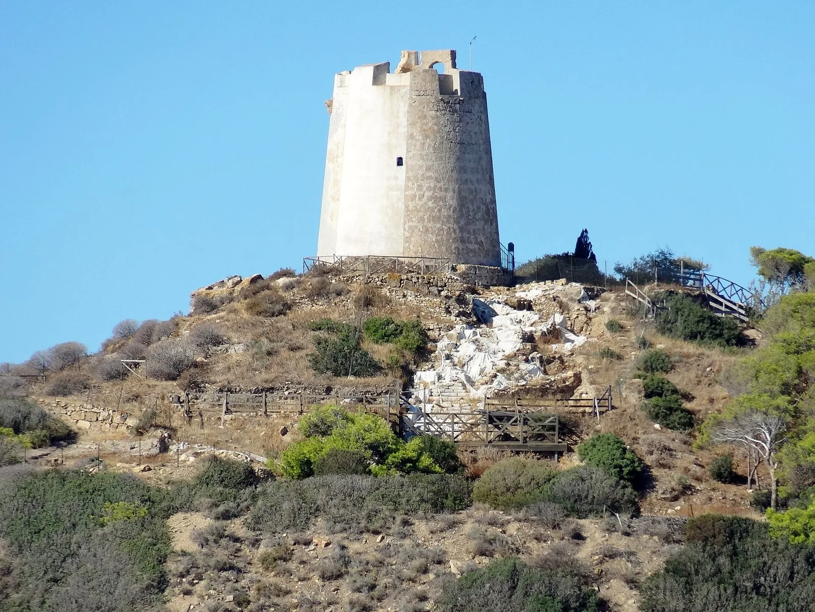La torre di Chia sul promontorio